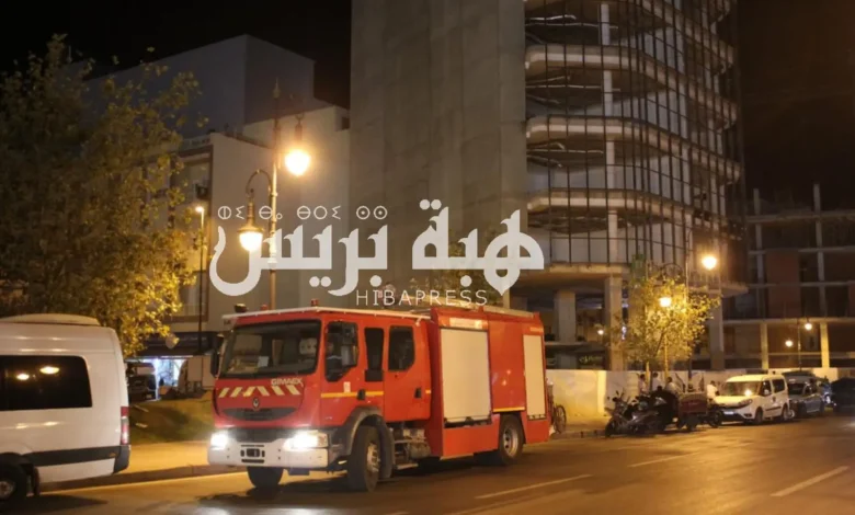 بالصور.. شخص يهدد بالانتحار من أعلى عمارة بطنجة