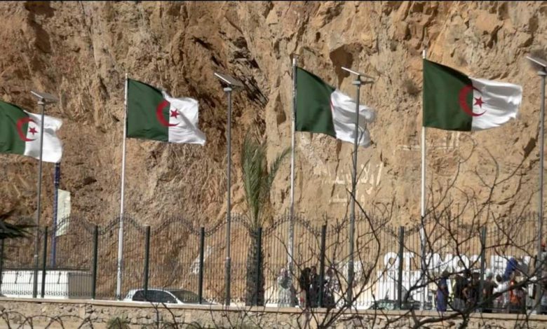السعيدية .. “الجزائر” تضع سياجا بمنطقة “بين لجراف” نقطة تلاقي العائلات