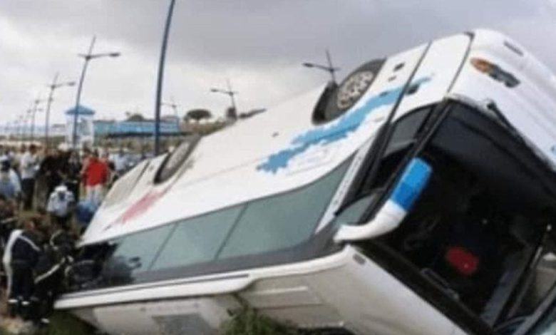 بني ملال : انقلاب حافلة لنقل المسافرين يخلف قت—يل وجرحى