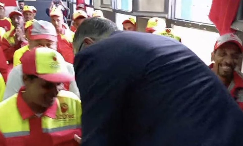 رئيس جماعة يقبل يد عمال النظافة تقديرا لمجهوداتهم