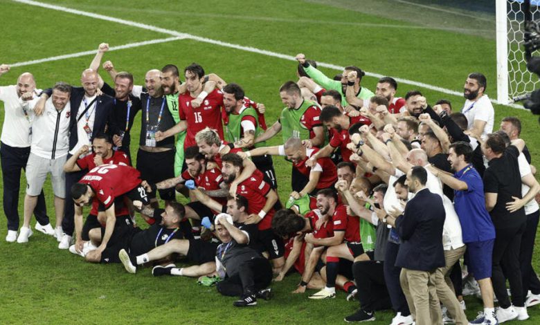 لاعب سابق للرجاء الرياضي يساهم في التأهل التاريخي لجورجيا إلى ثمن نهائي اليورو