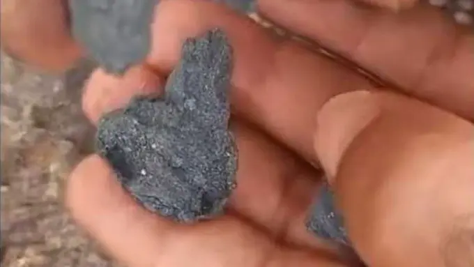شبيه بنيزك تاردة.. العثور على “عربون” نيزك سقط بمنطقة أيت ساون بزاكورة(صور)