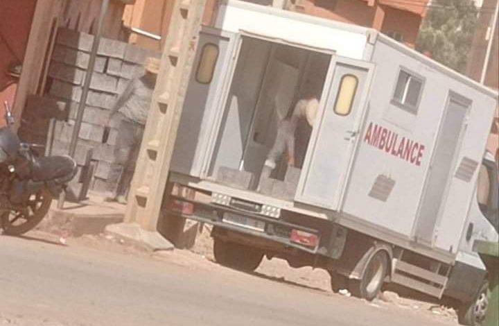 أزيلال.. استغلال سيارة إسعاف لنقل مواد البناء والنفايات يغضب النشطاء