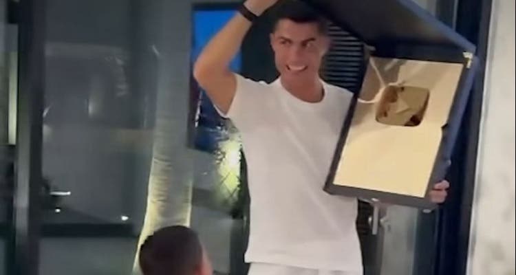 كريستيانو رونالدو يحصل على الدرع الذهبي بعد ساعات من إطلاق قناته على “يوتيوب “
