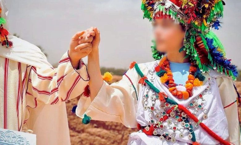 بسبب “قبلة”.. سائحيْن باللباس الأمازيغي يُشعلان مواقع التواصل (صور)