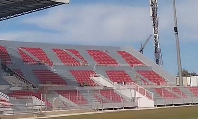 أشغال ملعب مكناس تقترب من نهايتها بتثبيت العشب و تركيب كراسي المدرجات