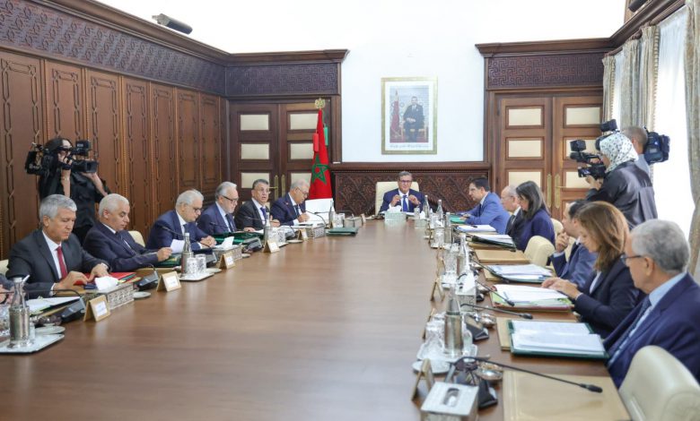 الحكومة تحدد نظام البذلة الرسمية لموظفي الجمارك والضرائب غير المباشرة
