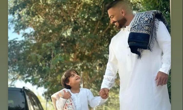“علمته يدعي لكل الناس”.. تامر حسني يصطحب ابنه آدم لأداء صلاة الجمعة