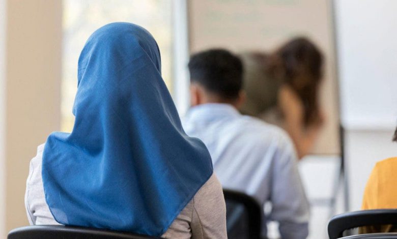 مشادة حول الحجاب تضع معلمة فرنسية في موقف غامض