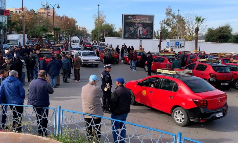 مواطنون يستنكرون الممارسات التعسفية لأصحاب “الطاكسيات” بفاس ويطالبون السلطات بالتدخل