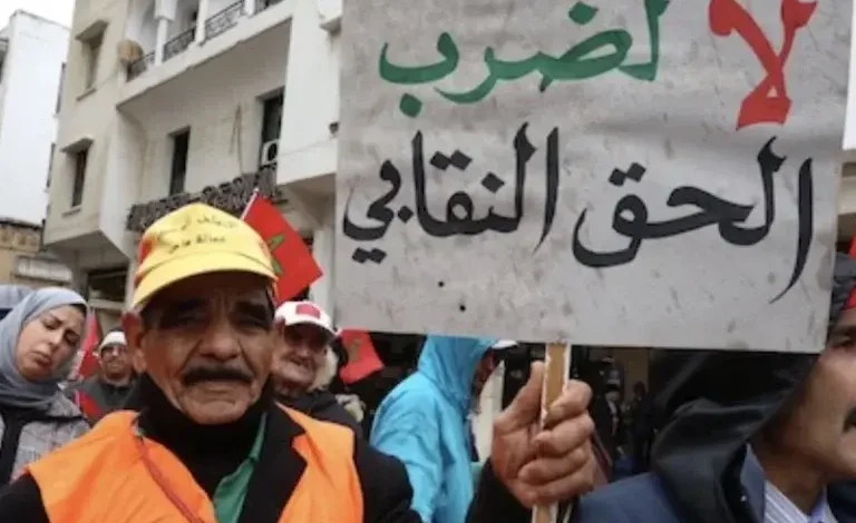 نقابات تنظم وقفة أمام البرلمان احتجاجا على مشروع قانون الإضراب