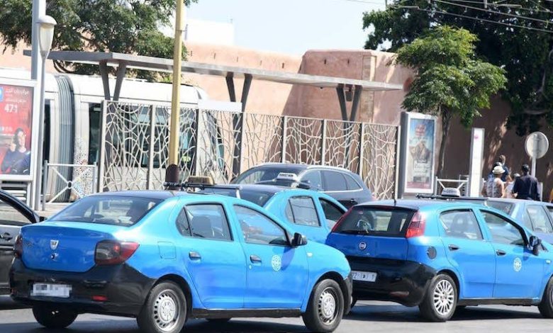 “براكاج” و”سيبة” ..أصحاب طاكسيات بالرباط يحاصرون سيارة نقل عبر تطبيقات