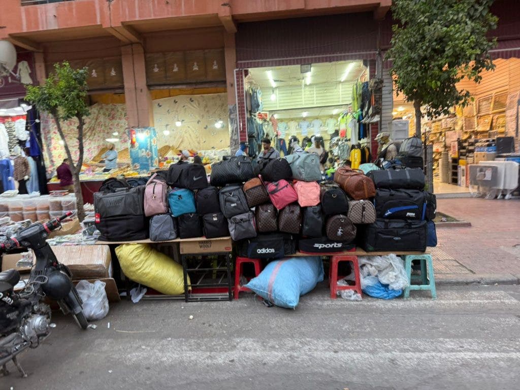 فوضى احتلال الملك العمومي بشارع الأحباس بمراكش.. من المستفيد ومن المسؤول؟! (صور)