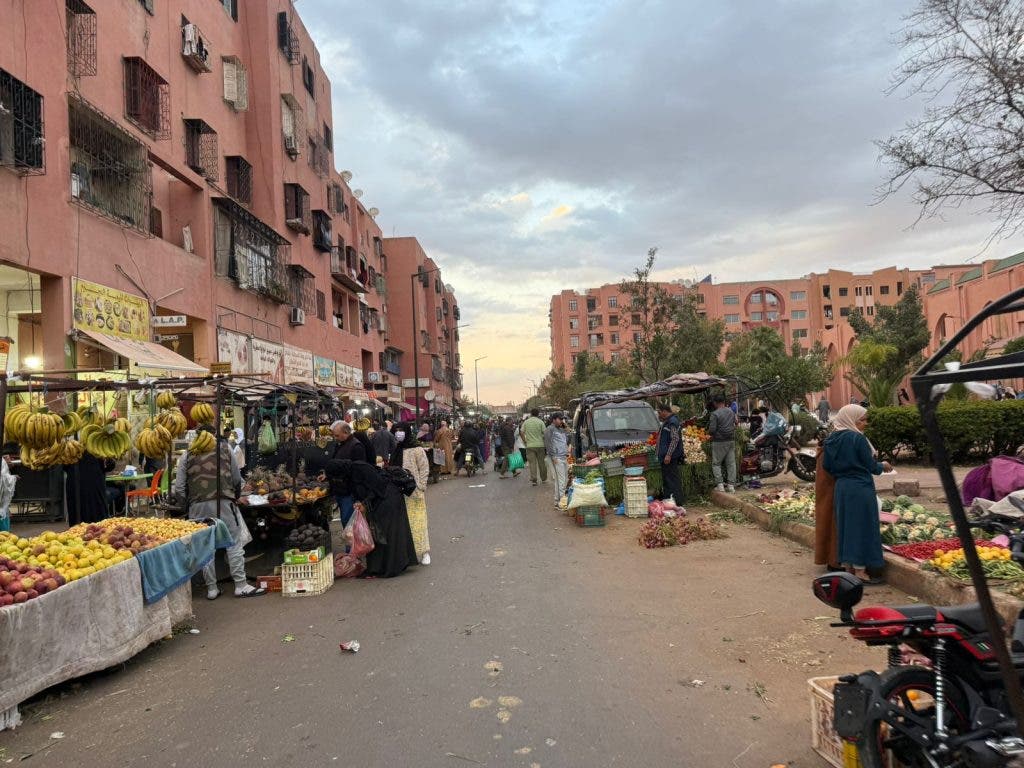 فوضى احتلال الملك العمومي بشارع الأحباس بمراكش.. من المستفيد ومن المسؤول؟! (صور)