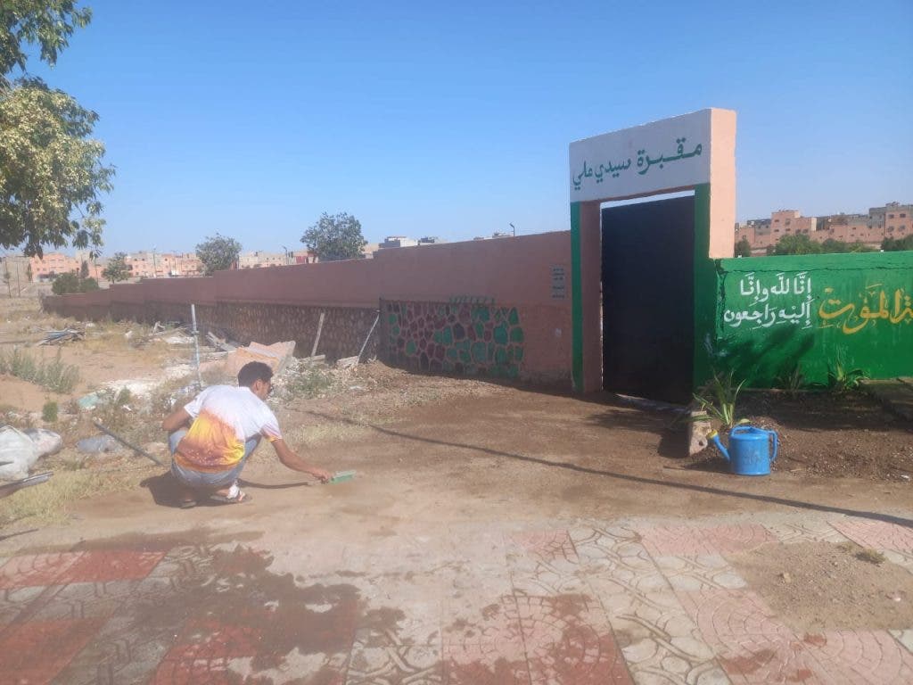 بن جرير.. متطوعون ينظفون مقبرة ويسهرون على تجميلها في غياب دور المسؤولين
