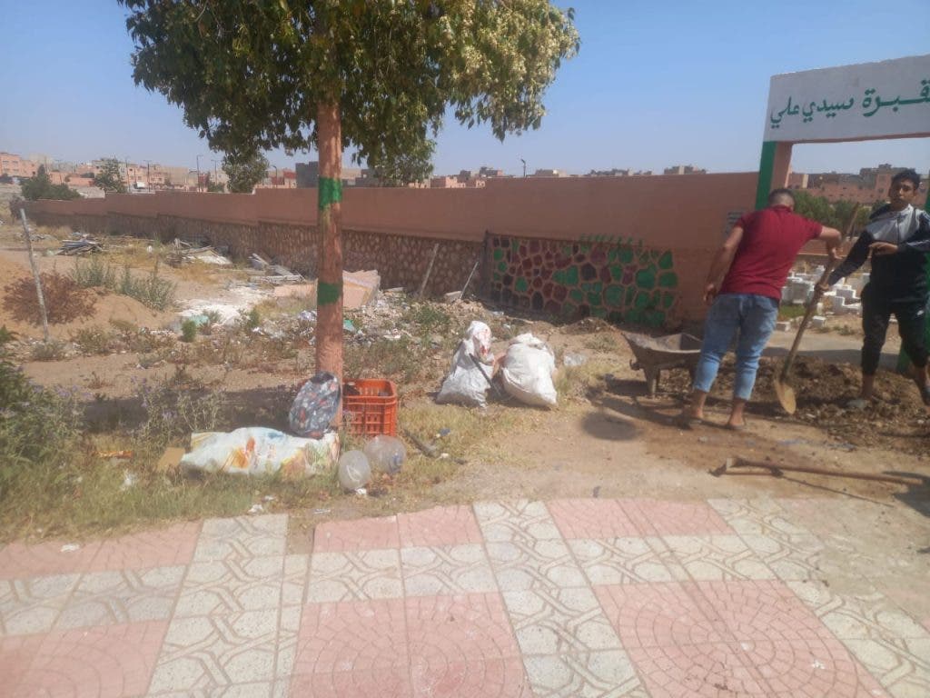 بن جرير.. متطوعون ينظفون مقبرة ويسهرون على تجميلها في غياب دور المسؤولين