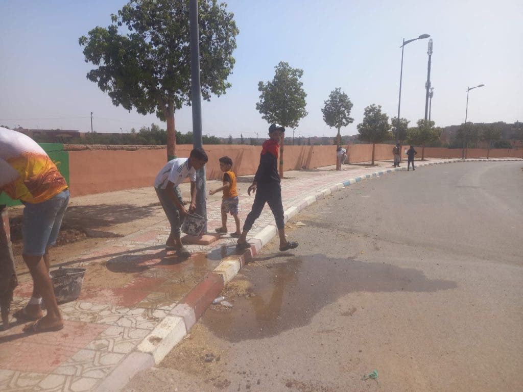 بن جرير.. متطوعون ينظفون مقبرة ويسهرون على تجميلها في غياب دور المسؤولين