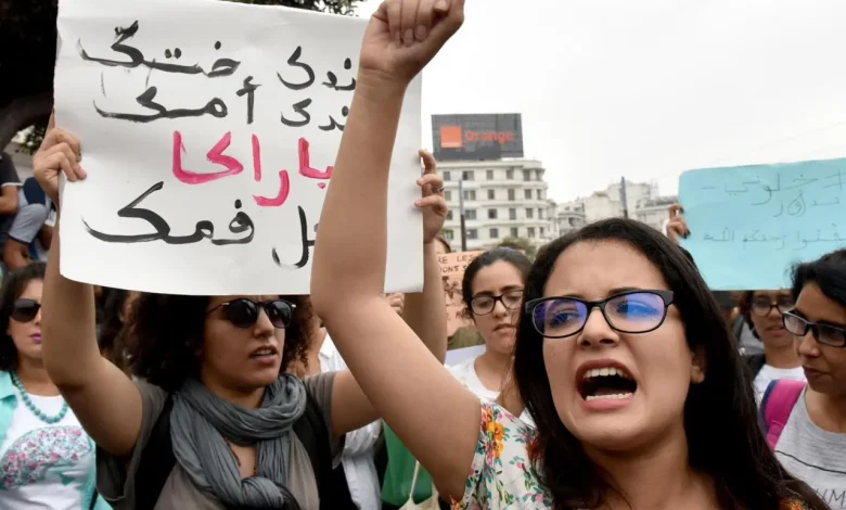 استطلاع: أكثر من نصف المغاربة غير راضين عن طريقة معاملة النساء في الفضاء العام
