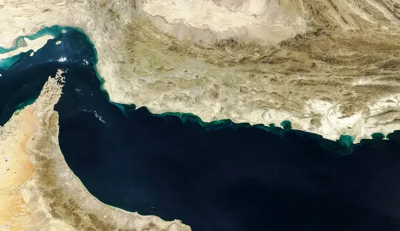البرلمان الإيراني يوافق مبدئياً على إغلاق مضيق هرمز