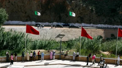 المغاربة العالقون بالجزائر.. رهائن في قبضة نظام عسكري أمعن في احتجازهم لسنوات