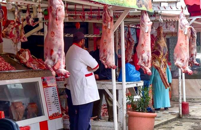 بعد عيد الأضحى.. أسعار اللحوم الحمراء تنخفض ب30 درهم وسط انتقادات ل"تجار الأزمات"