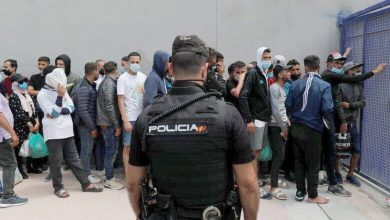 فضيحة أخلاقية تهز إسبانيا.. شرطي يستغل طالبي لجوء مغاربة جنسيًا