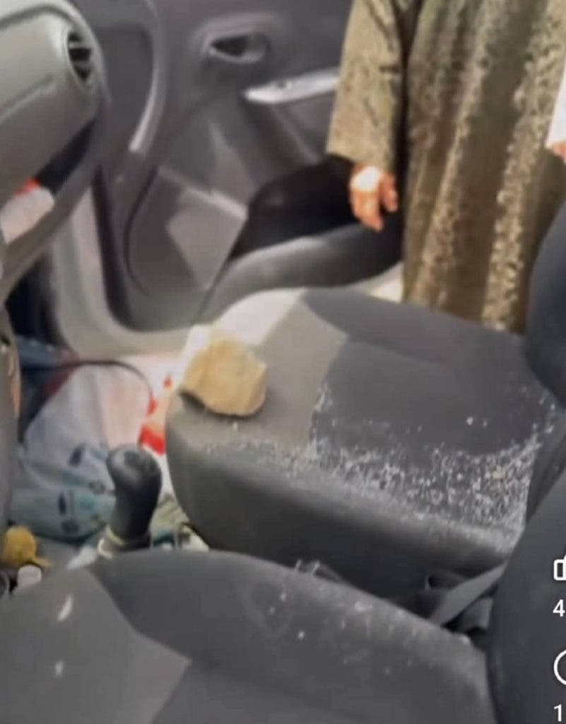 الفنان المعتزل الشاب رزقي ينجو ووالدته من حادث خطير على الطريق السيار (صور)