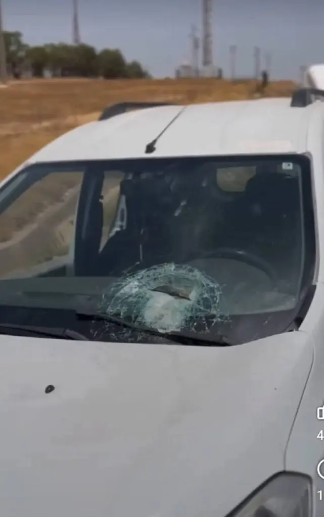 الفنان المعتزل الشاب رزقي ينجو ووالدته من حادث خطير على الطريق السيار (صور)