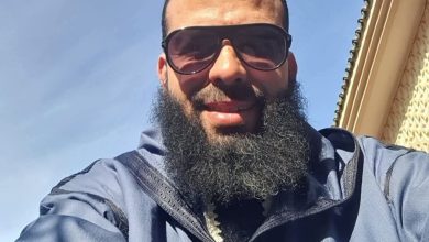 الفنان المعتزل الشاب رزقي ينجو ووالدته من حادث خطير على الطريق السيار (صور)