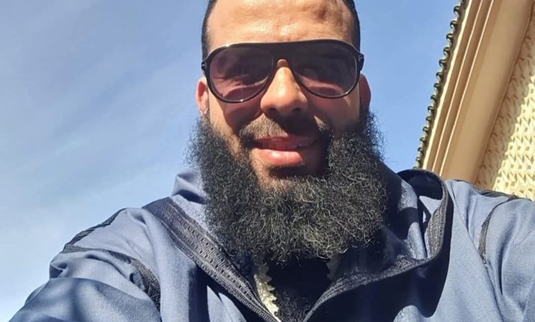 الفنان المعتزل الشاب رزقي ينجو ووالدته من حادث خطير على الطريق السيار (صور)