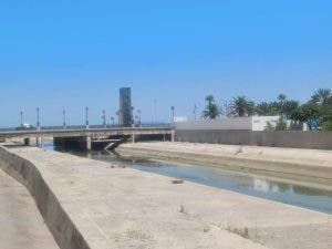 مخلفات الصرف الصحي تهدد صحة المصطافين في شواطئ طنجة (صور)