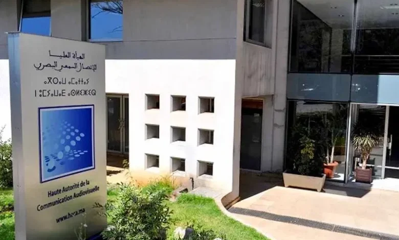 أين هي “الهاكا” من تجاوزات إذاعة راديو مارس؟ عبارات ساقطة في برنامج مباشر!