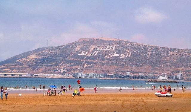 بداية صيف متعثرة بأكادير.. الغلاء والازدحام يُبعدان المصطافين عن الشواطئ