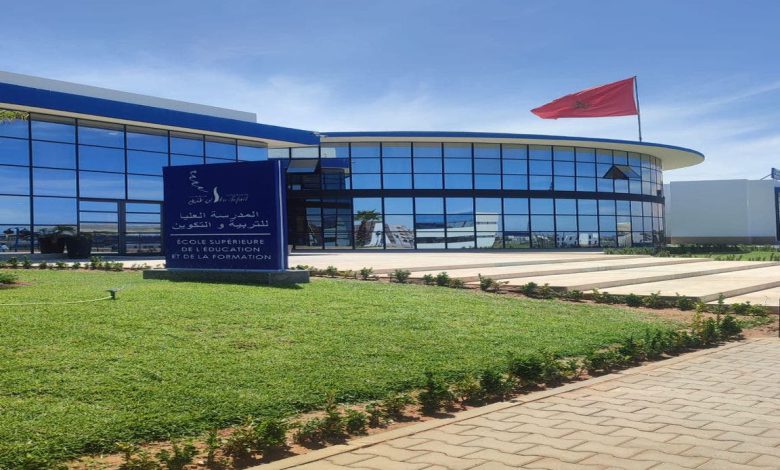 جامعة ابن طفيل تُثير الجدل بتكريم فنانين في حفل تخرج بدلاً من الأساتذة
