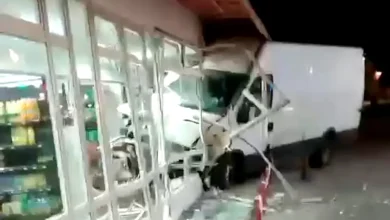 حادث مروع بتطوان.. سيارة تصطدم بمحل تجاري داخل محطة وقود