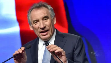 رئيس الوزراء الفرنسي فرانسوا بايرو ينجو من حجب الثقة