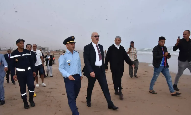 عامل إقليم تزنيت ينزل إلى شاطئ أكلو لتفقد جاهزيته لاستقبال المصطافين