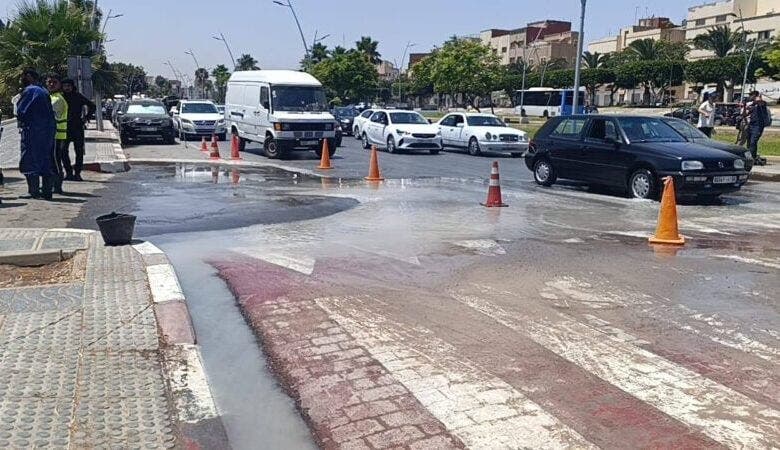 فوضى مرورية وانقطاع المياه في الناظور جراء انفجار أنبوب