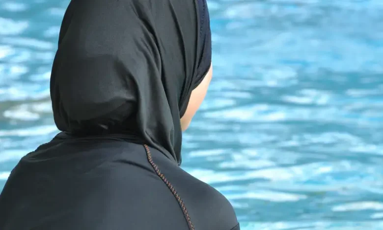 مركز حقوقي يتظلم للمجلس الوطني بسبب منع المحجبات من ولوج مسابح الفنادق ب”البوركيني”