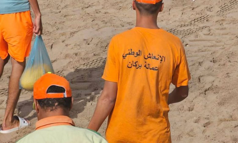 عمالة بركان تعبئ فرق الإنعاش الوطني لتنظيف شاطئ السعيدية