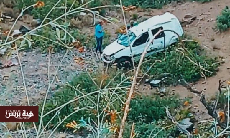 انحراف سيارة عن الطريق بين الجبهة وشماعلة يخلف إصابات