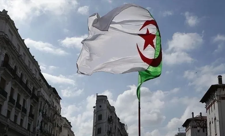 جريمة بشعة في الجزائر.. شاب يطعن والدته المسنة حتى الموت