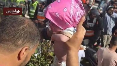 رضيعة مريضة تخطف الأنظار في الوقفة الاحتجاجية أمام مستشفى أكادير